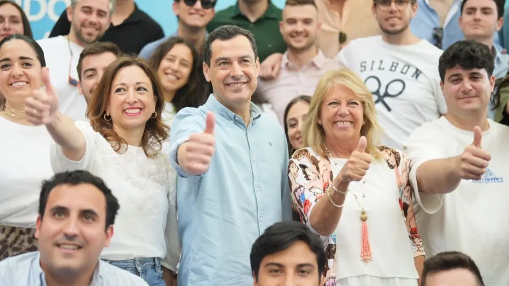 Juanma Moreno en un acto con j&oacute;venes en M&aacute;laga