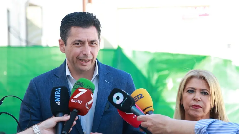 El parlamentario del PSOE andaluz, Rafa M&aacute;rquez y Mamen S&aacute;nchez | Cristo Garc&iacute;a