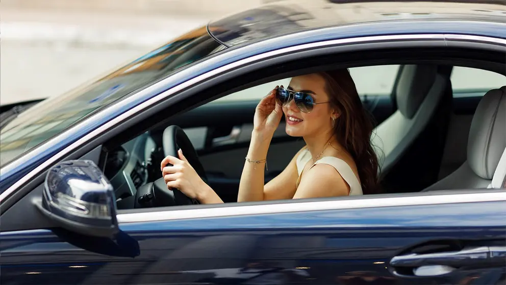 Mujer conductora con gafas de sol