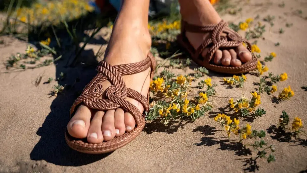 Chancla de playa brasileras de dedo en color marron y suela de goma antideslizante