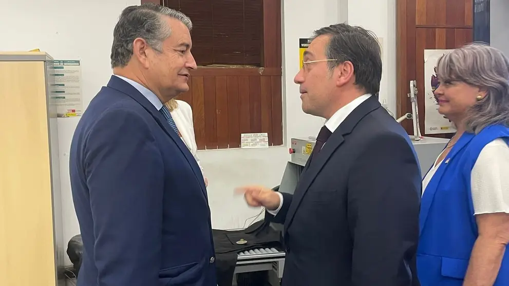 Antonio Sanz, junto al ministro Jos&eacute; Manuel Albares