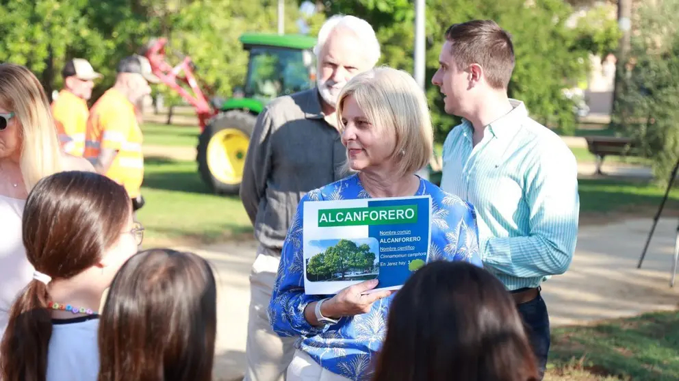 Plantaci&oacute;n de un ejemplar de Alcanforero en el Parque El Retiro de Jerez | Cristo Garc&iacute;a