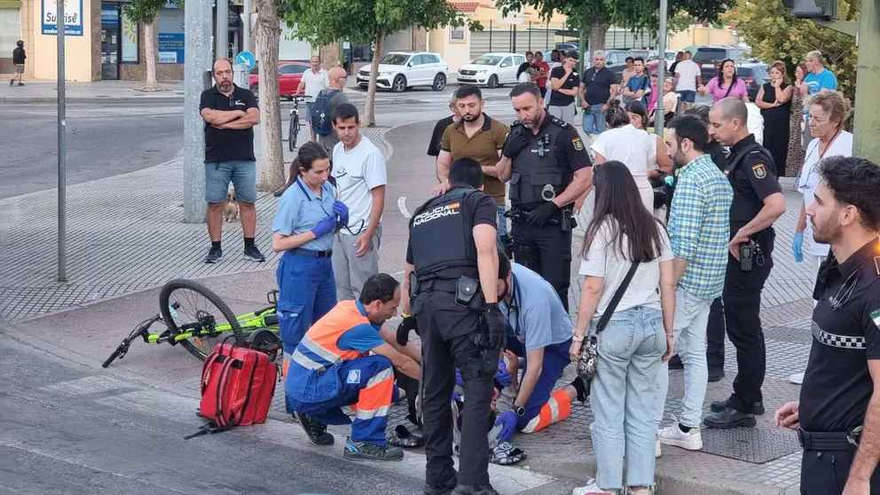 Personal sanitario atendiendo al joven tras sufrir un ataque epil&eacute;ptico en la barriada de La Granja | Jes&uacute;s Catal&aacute;n