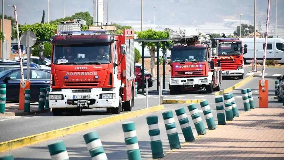 Bomberos del Poniente en el acceso al Hospital Universitario Poniente de El Ejido