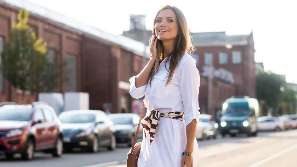 Mujer pasea feliz por la ciudad