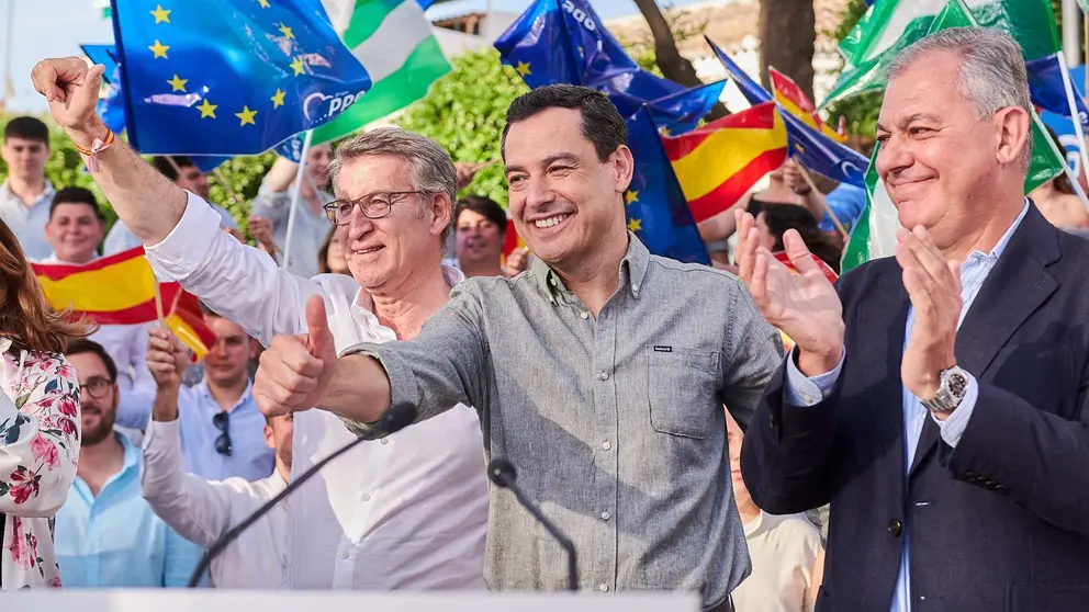 Feij&oacute;o, Juanma Moreno y Jos&eacute; Luis Sanz en un mitin del PP en Sevilla | Salvador L&oacute;pez Medina para El MIRA
