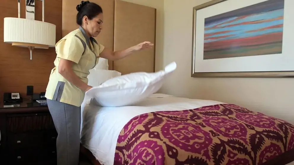 Un camarera de piso trabajando en un hotel