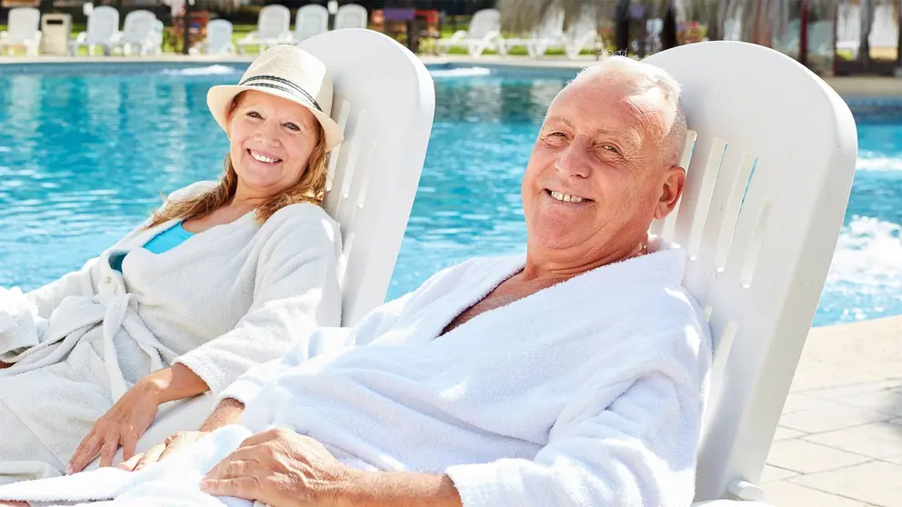 Matrimonio de vacaciones en la piscina