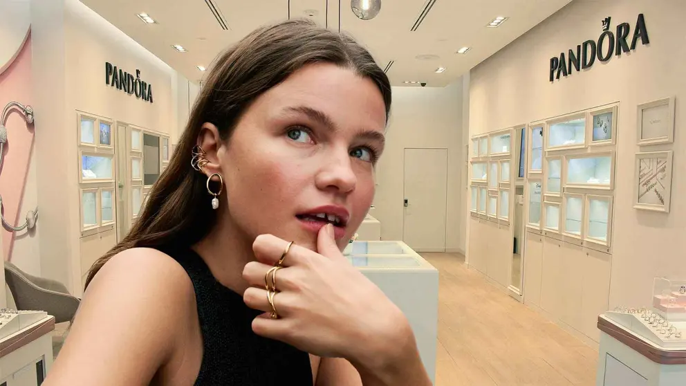 Pendientes C&iacute;rculo Forma Org&aacute;nica y Perla Cultivada de Agua Dulce Tratada Barroca de Pandora