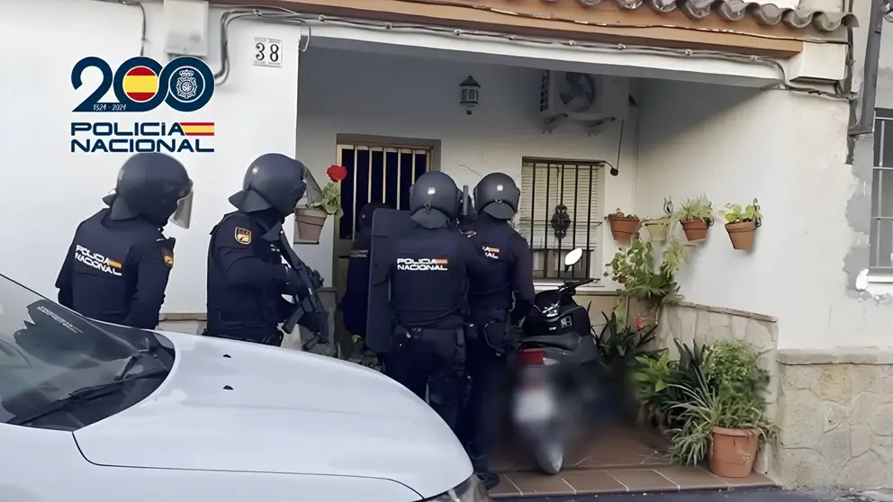 Agentes de la Polic&iacute;a Nacional interviniendo en uno de los registros