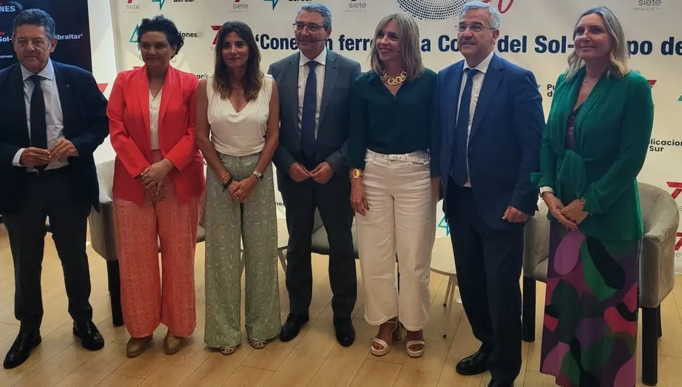 Almudena Mart&iacute;nez, junto a los otros participantes en el Foro