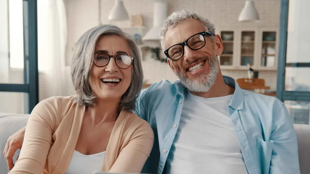 Dos futuros pensionistas comprobando el estado de su pensi&oacute;n de la Seguridad Social