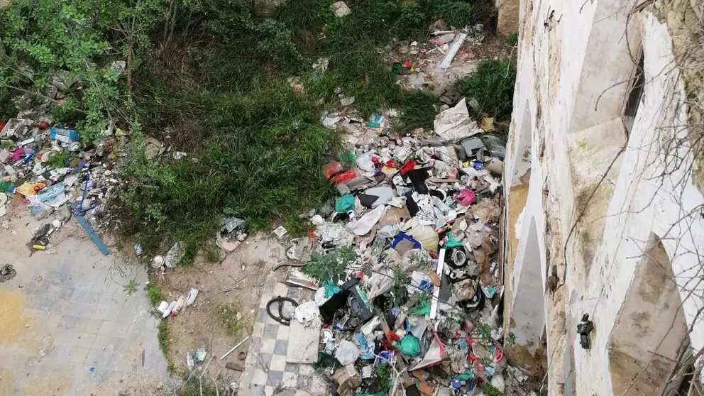 Incendio en un solar de la calle Caracuel