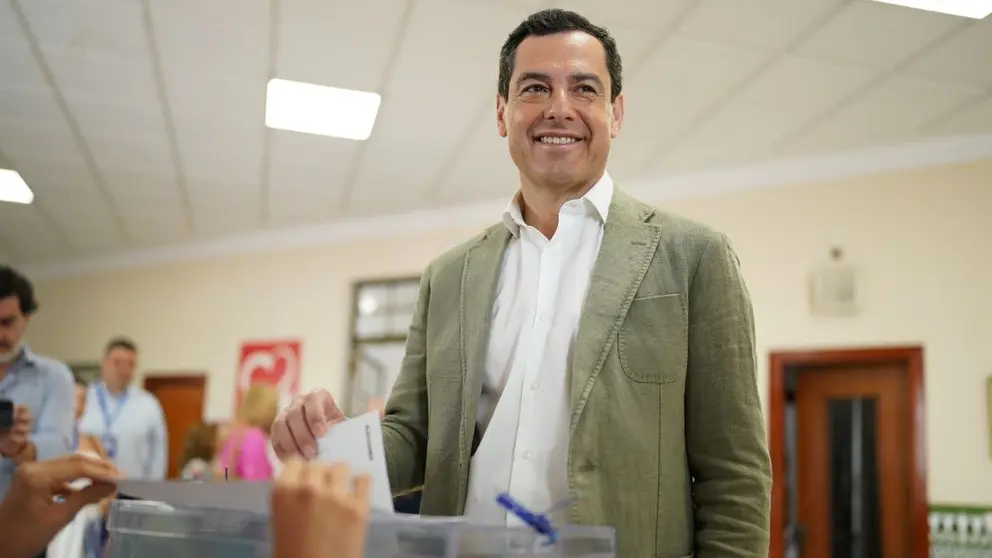 Juanma Moreno votando en las elecciones europeas