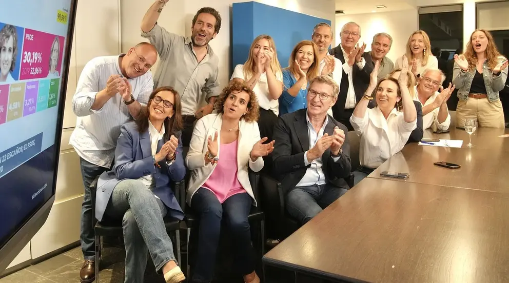 Los populares, con Feij&oacute;o en el centro de la imagen, celebran los resultados electorales