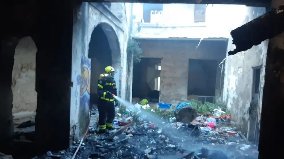 Bomberos actuando en el incendio de la calle Bizcocheros | CBPC