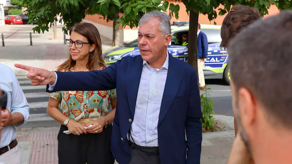 Jos&eacute; Luis Sanz durante su visita al barrio de la Macarena