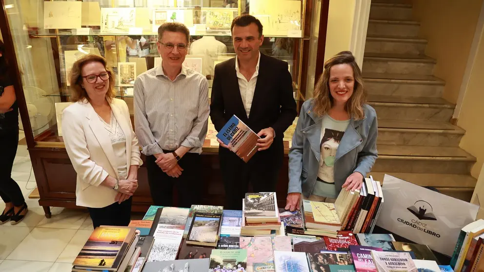 El alcalde, Bruno Garc&iacute;a, ha presidido la entrega de los libros | Cristo Garc&iacute;a