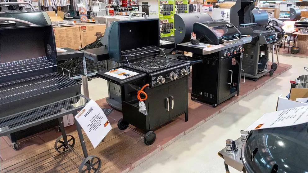 Secci&oacute;n de barbacoas en hipermercado