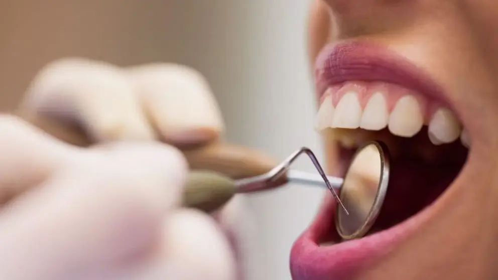 Una mujer se somete a un tratamiento dental