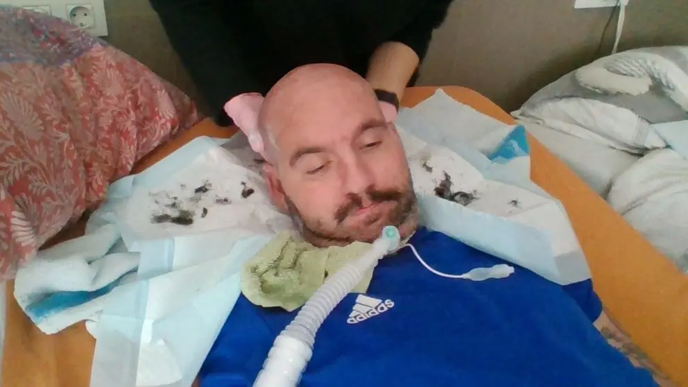 Jordi Sabat&eacute; Pons recibiendo asistencia en su domicilio | X