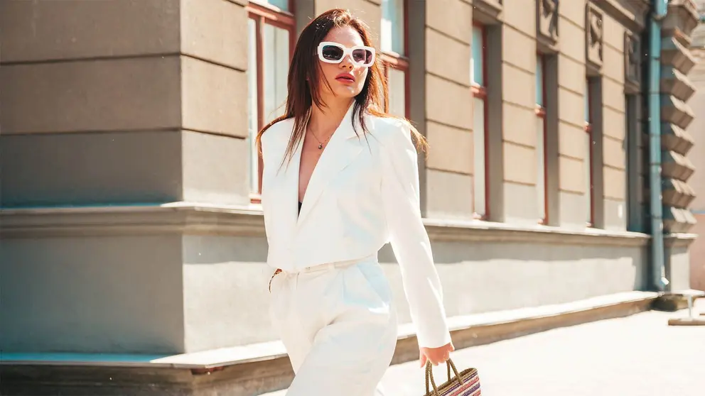 Mujer elegante con bolso de Cortefiel