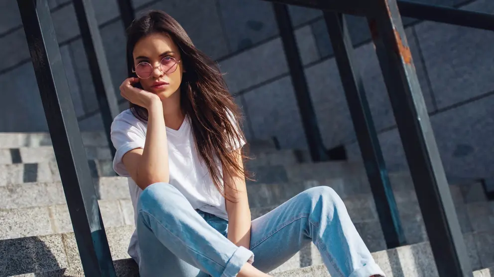 Mujer con estilo casual en la ciudad