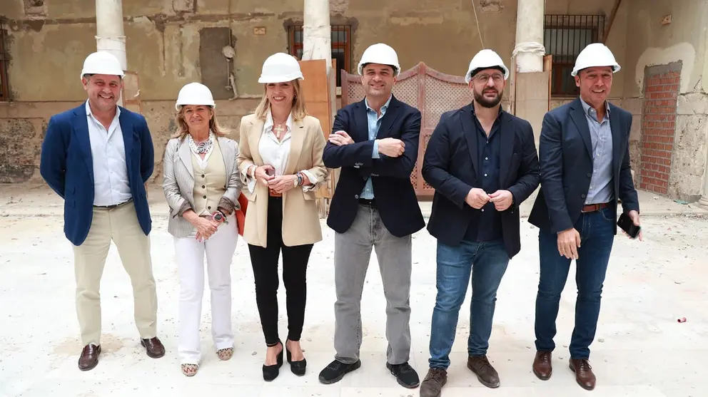 Visita de las autoridades al edificio del antiguo instituto del Rosario de C&aacute;diz