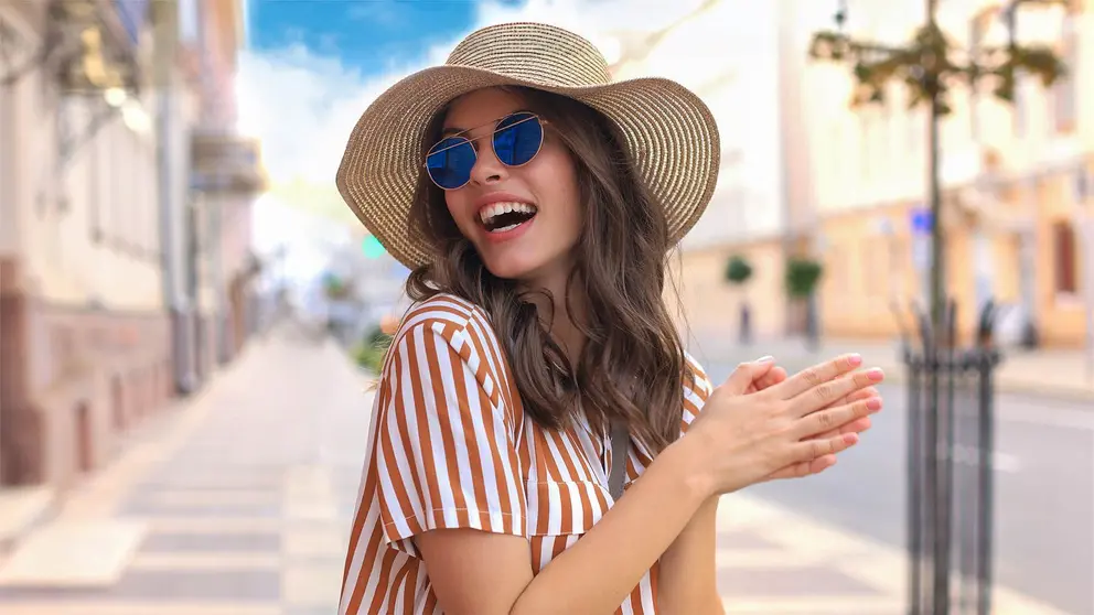 Mujer posa en la ciudad, viste moda casual de verano