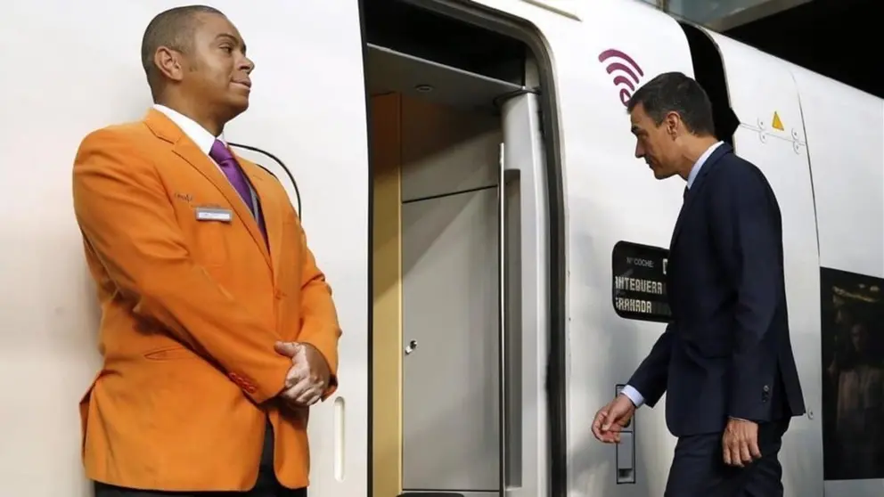 Pedro S&aacute;nchez subiend&oacute;se a un tren AVE
