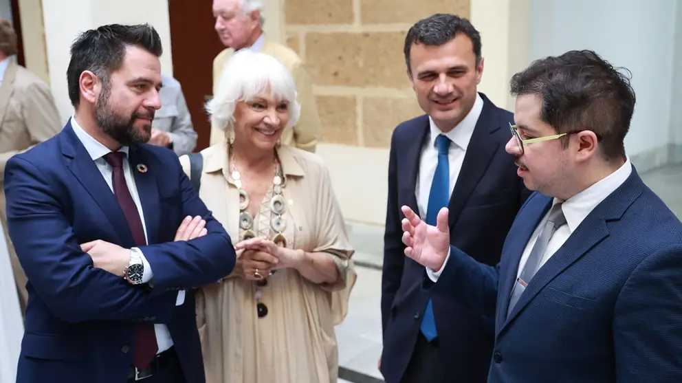 El alcalde de C&aacute;diz, Bruno Garc&iacute;a, junto al embajador de Chile Javier Velasco