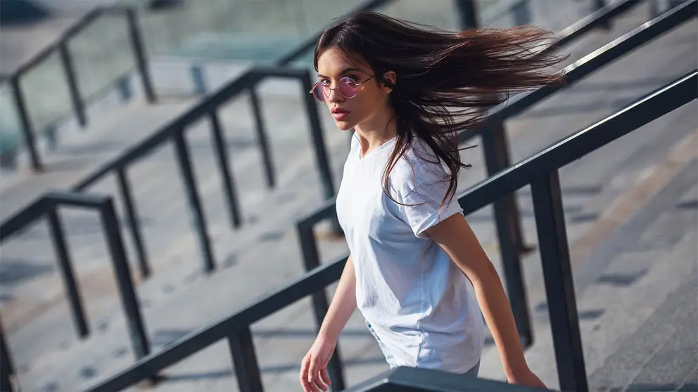 Mujer con estilo en la ciudad