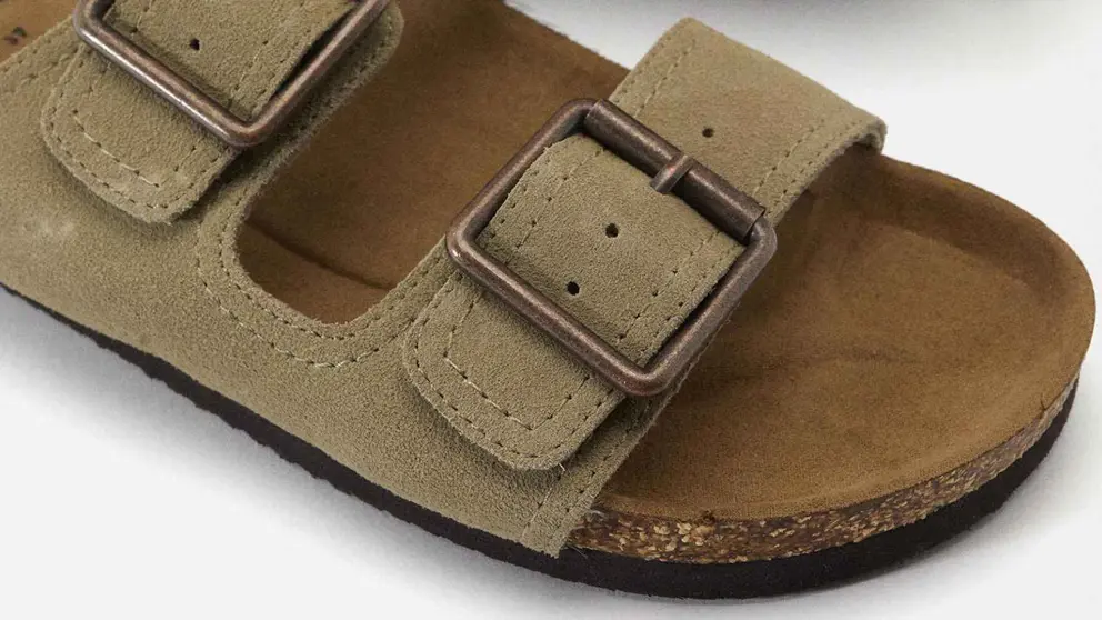 Sandalias planas de piel con hebillas decorativas y tiras en liso Parfois en El Corte Ingl&eacute;s