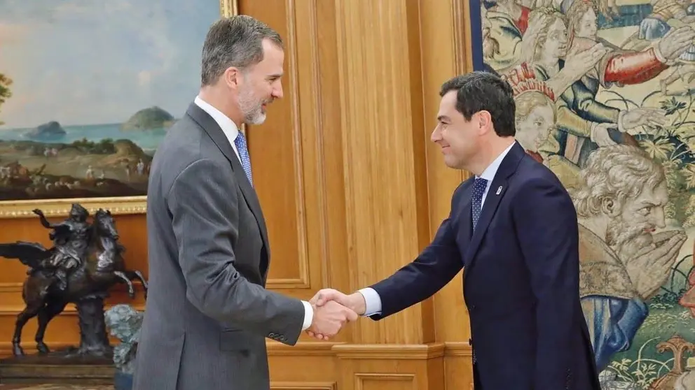 Juanma Moreno saluda al Rey Felipe VI