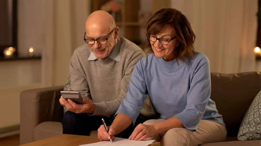 Una pareja de pensionistas comprueba el estado de su pensi&oacute;n de la Seguridad Social