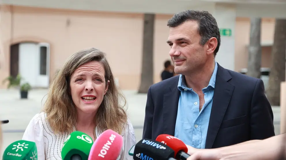 El alcalde de C&aacute;diz, Bruno Garc&iacute;a, junto a la concejal Maite Gonz&aacute;lez