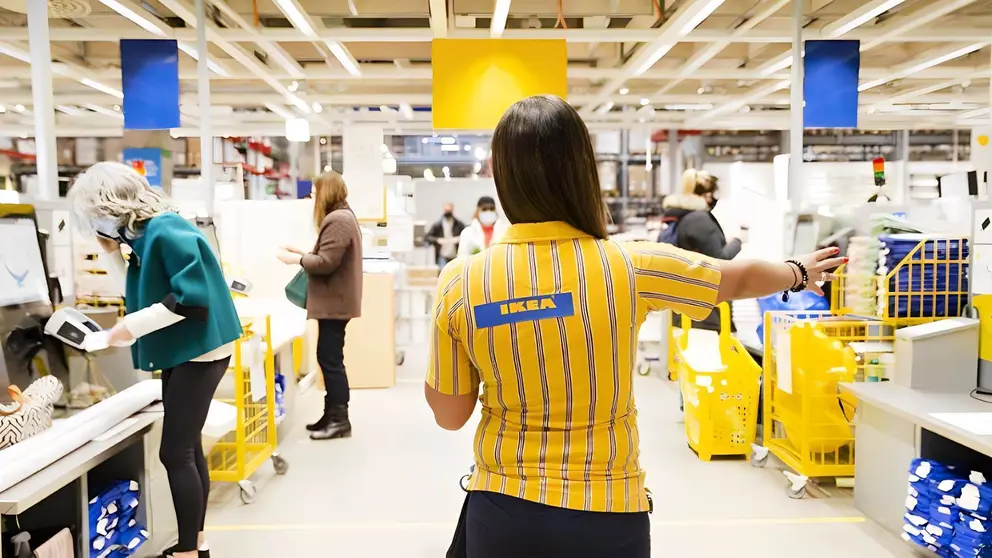 Trabajadora de IKEA da indicaciones en la tienda