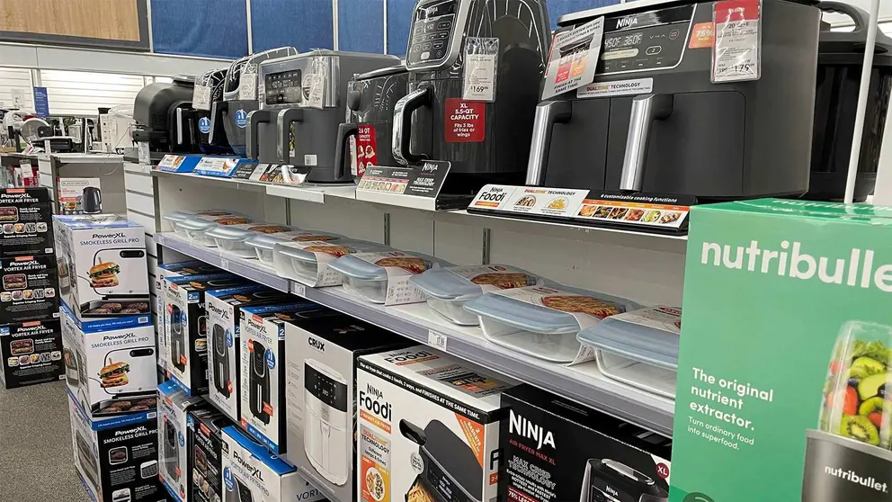 Secci&oacute;n de freidoras de aire en electrodom&eacute;sticos de hipermercado