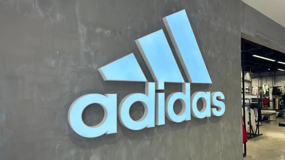 Logotipo de la marca en la tienda Adidas