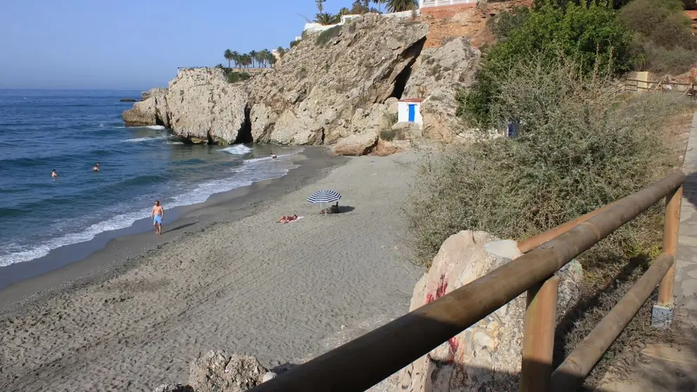 La playa del Carabeo en Nerja
