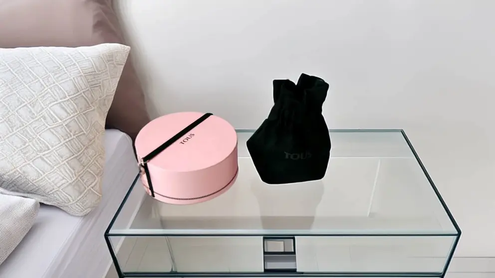 Caja de pendientes TOUS sobre la mesita de noche