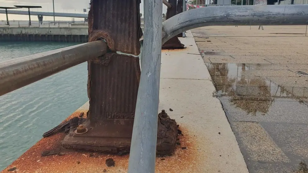 El paseo mar&iacute;timo de Astilleros presenta desperfectos