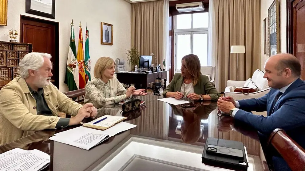 Reuni&oacute;n entre Garc&iacute;a-Pelayo y Almudena Mart&iacute;nez en Diputaci&oacute;n