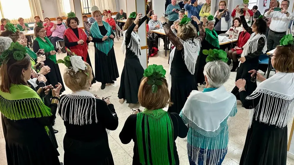 Imagen de una convivencia en un centro de mayores