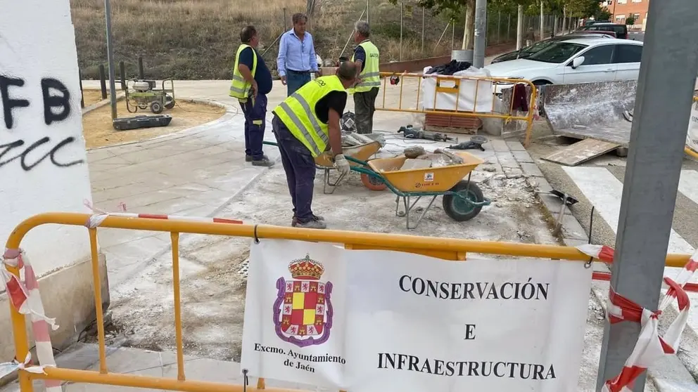 Obras en una calle de Ja&eacute;n