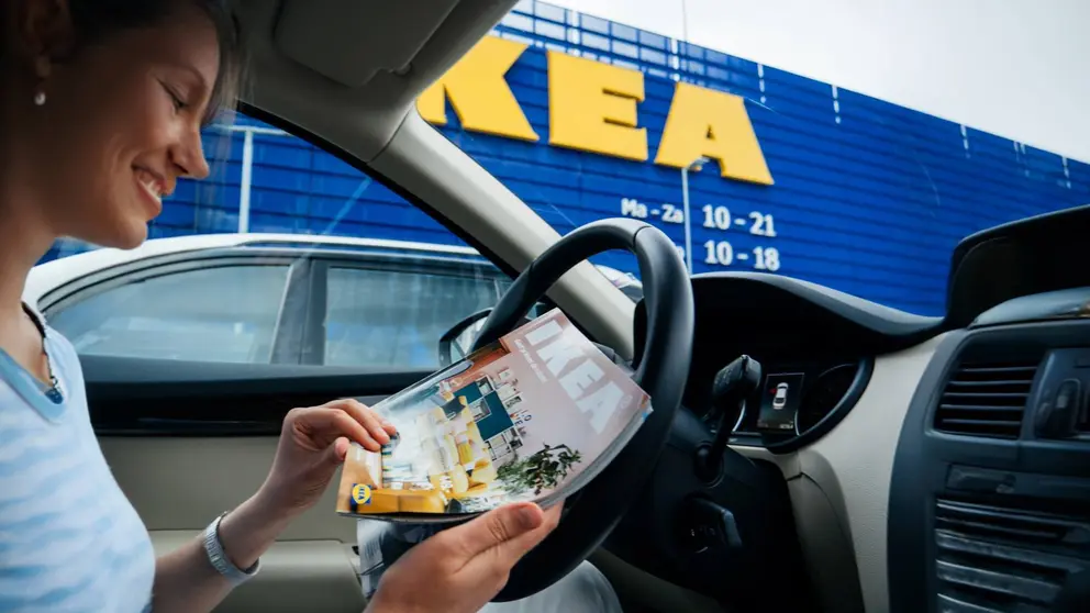 Clienta repasa el cat&aacute;logo de IKEA