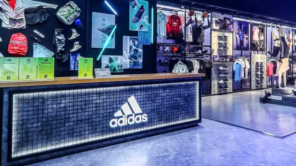 Tienda Adidas moderna