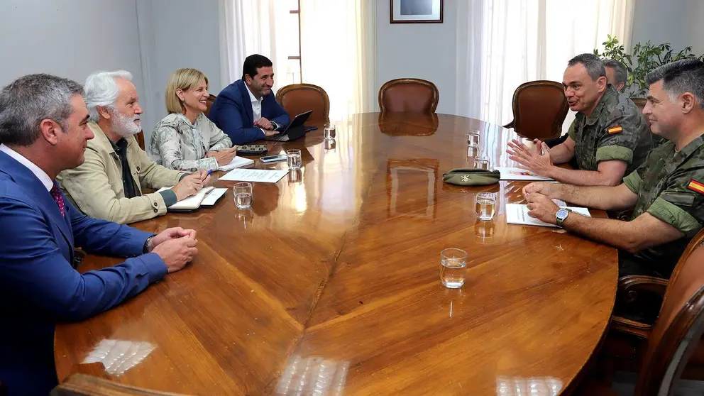 Reuni&oacute;n de Garc&iacute;a-Pelayo con el subdelegado de defensa en C&aacute;diz
