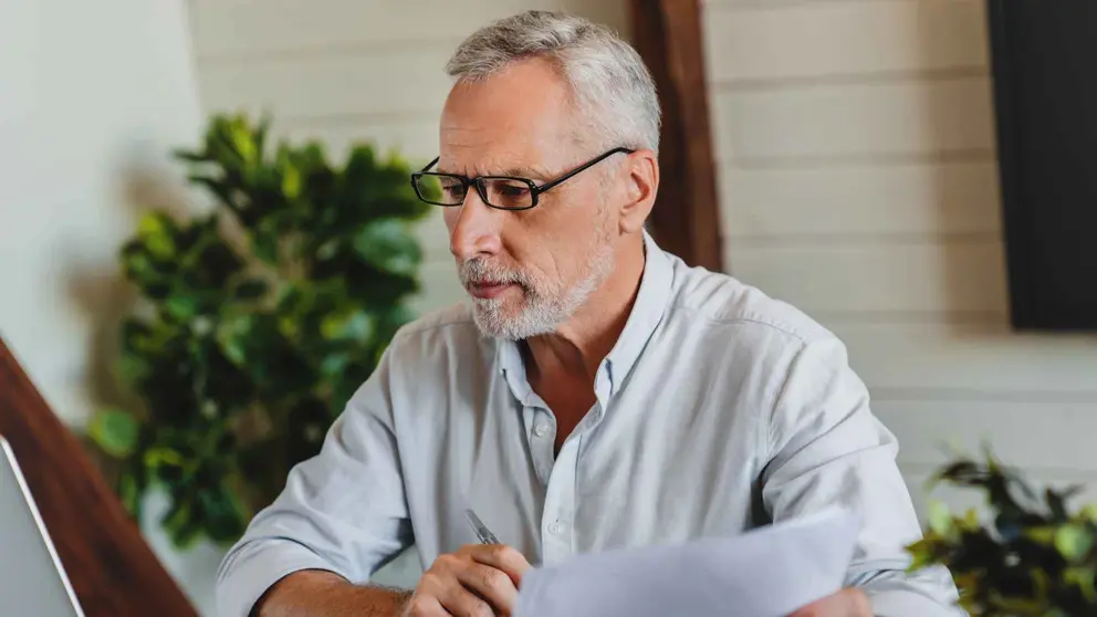 Un pensionista revisa el estado de su pensi&oacute;n de la Seguridad Social