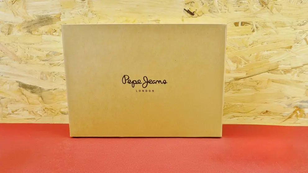 Caja de sandalias de Pepe Jeans
